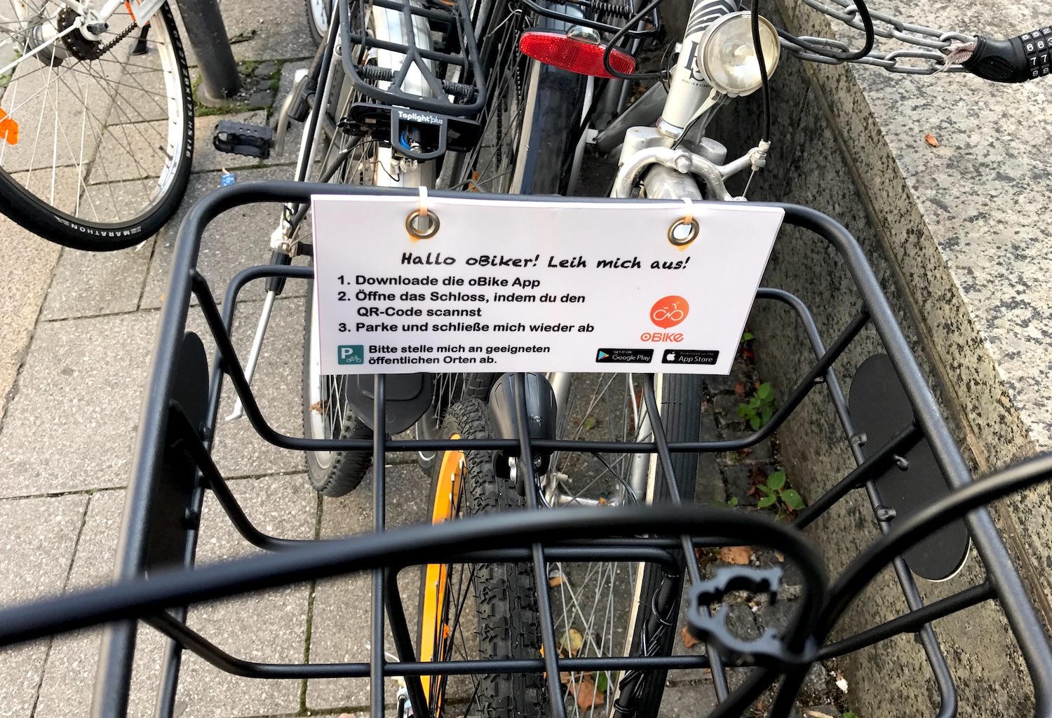 Anleitung zur oBike-Benutzung in München am Fahrradkorb eines oBikes