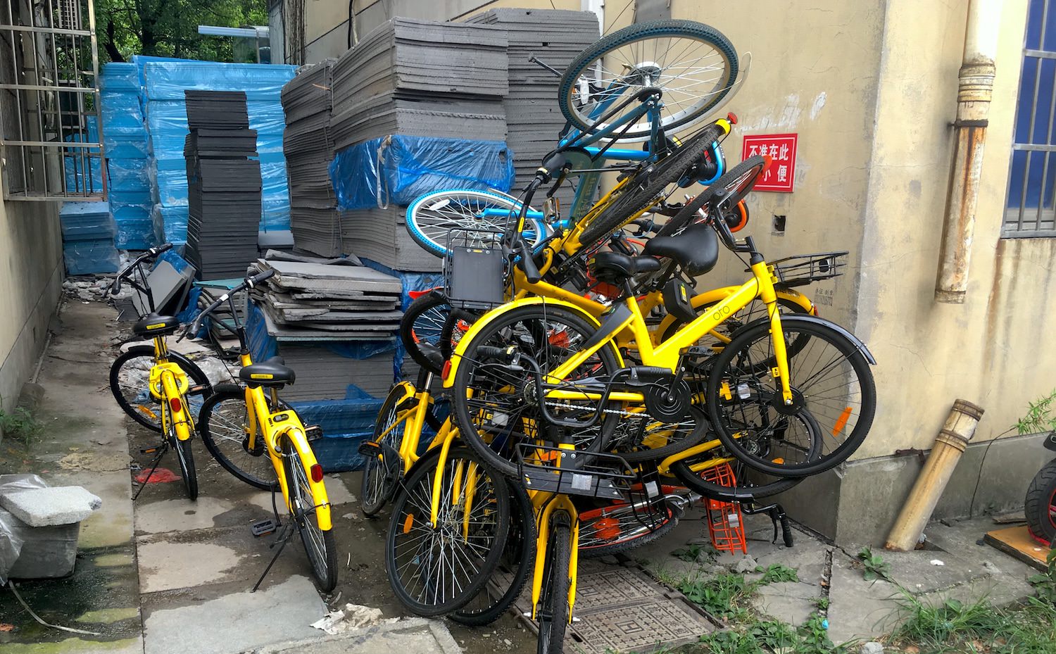Berg aus beschädigten Leihrädern in Hangzhou