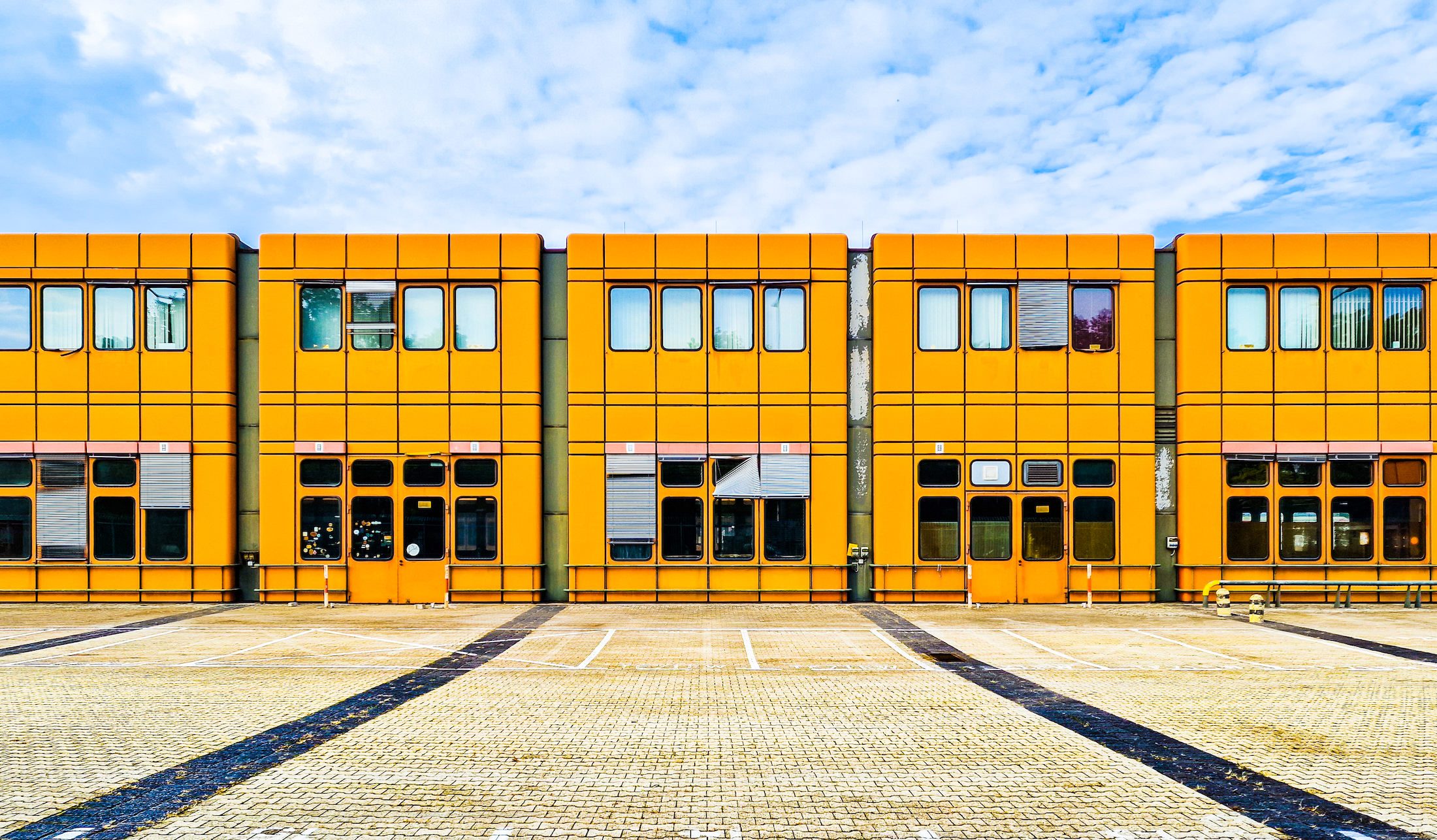 Orangenes Verwaltungsgebäude am Flughafen Tegel