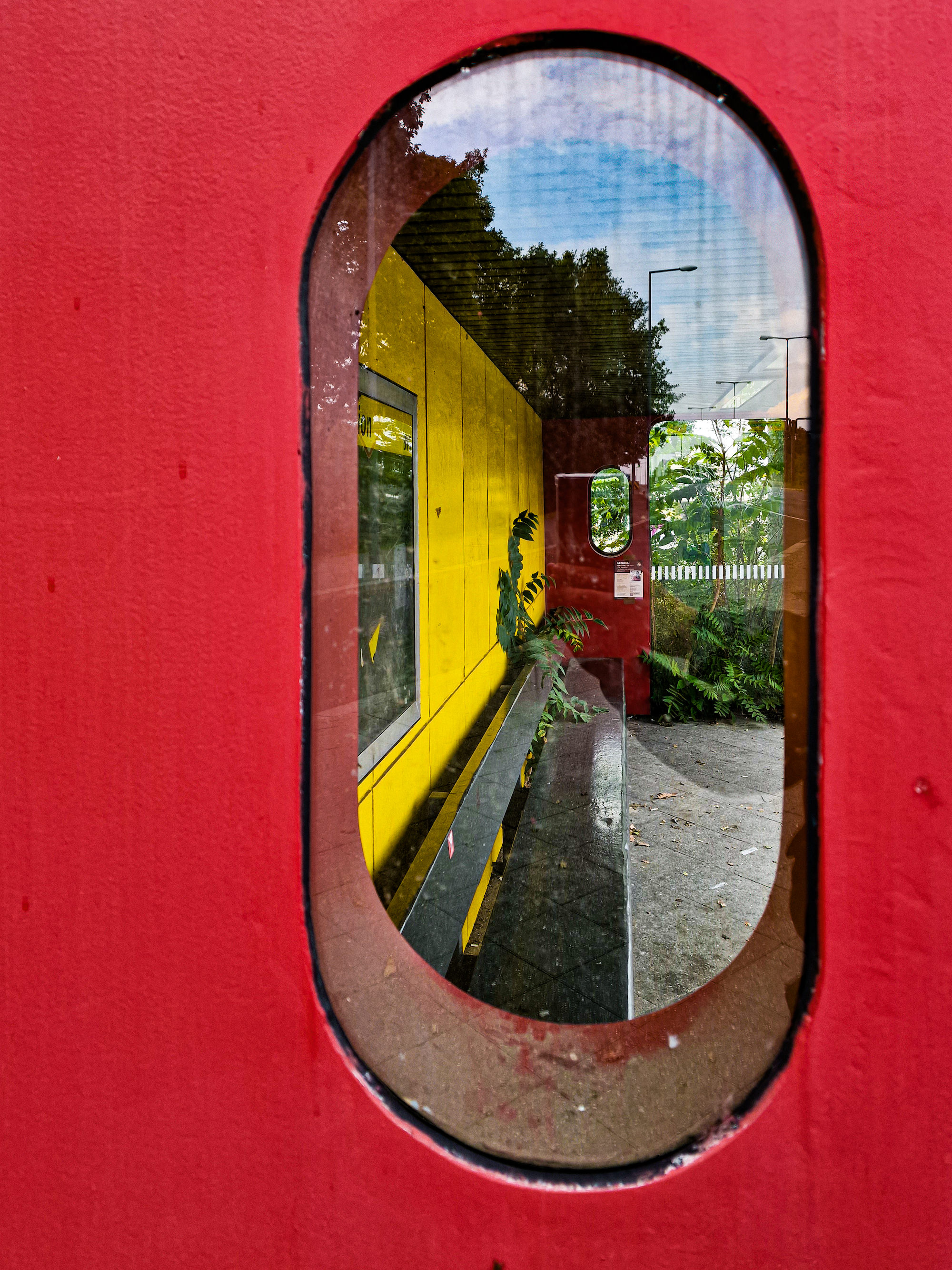 Bushaltestelle durch das Seitenfenster