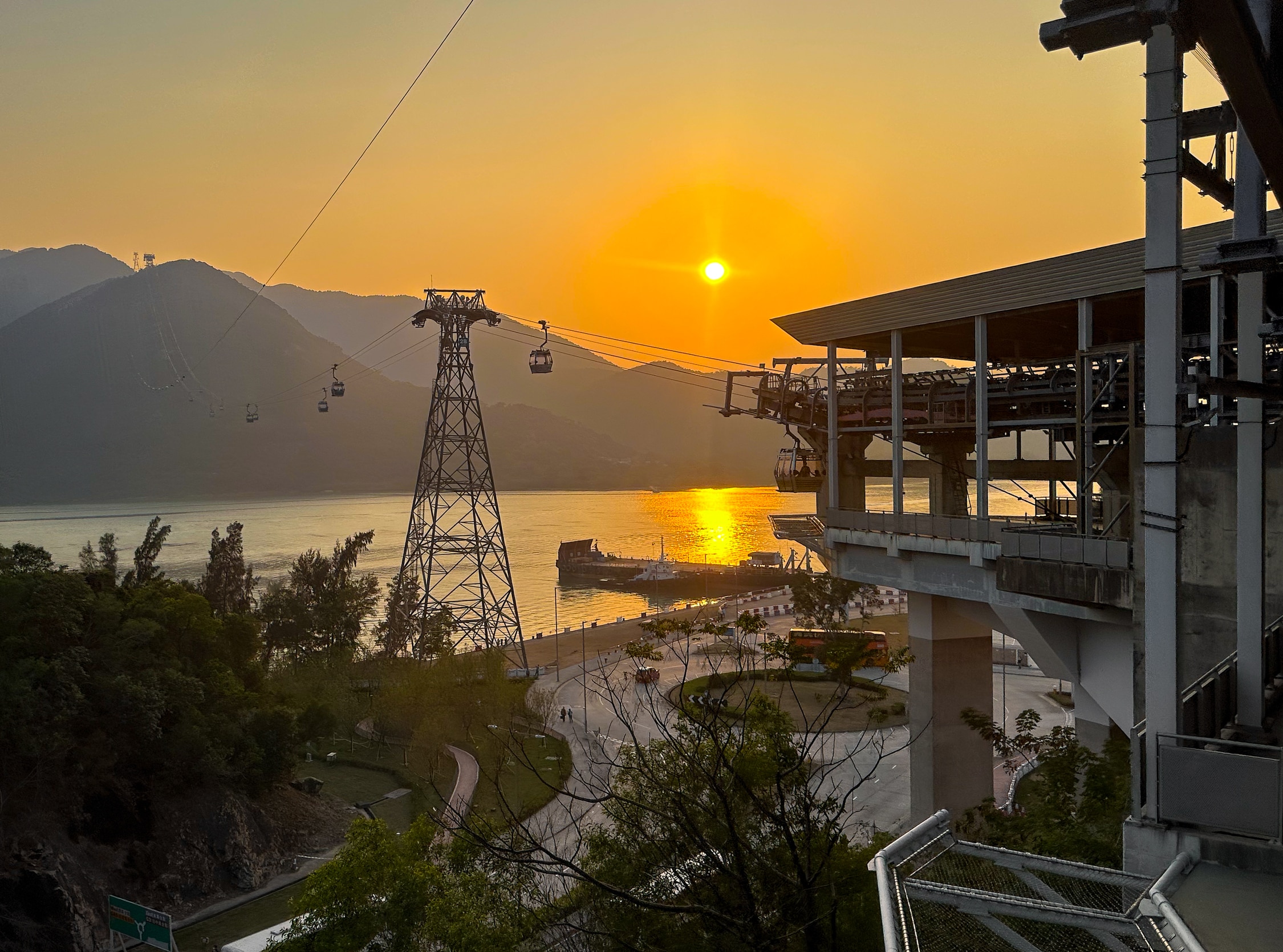 Ein Teil der Winkelstation im Sonnenuntergang. Im Hintegrund ist der Ber zu sehen auf den die Seilbahn hochführt und sich dabei über das Meer Spannt.